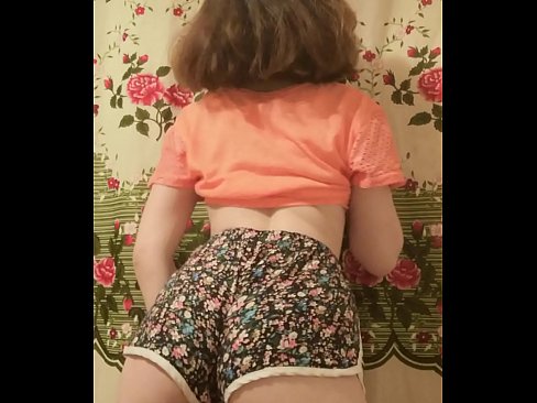 ❤️ ʻO ka pēpē ʻōpio uʻi e wehe ana i kona mau pōkole ma ka pahupaʻikiʻi ☑ Super porn ia makou ❤